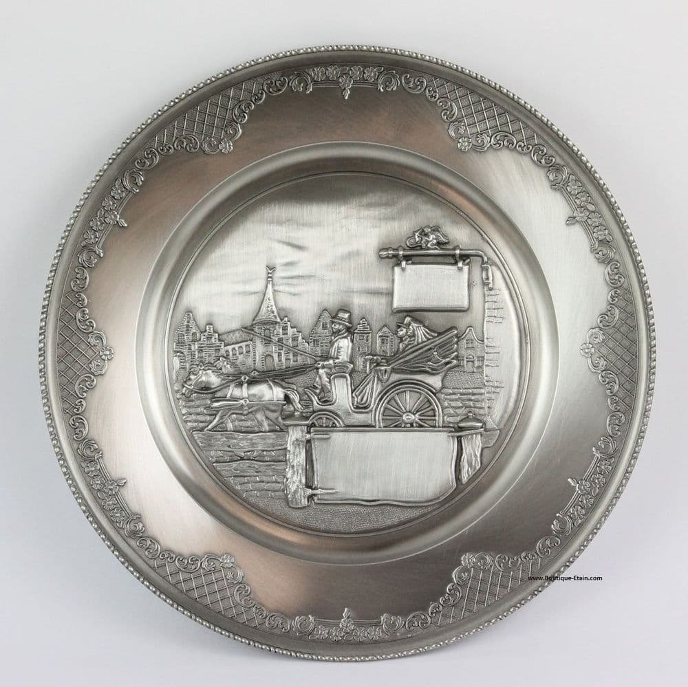 Assiette en étain à graver motif calèche  pour Noces d’étain