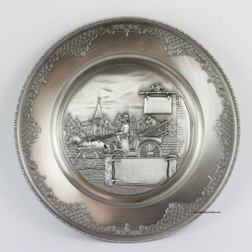 Assiette en étain à graver motif calèche  pour Noces d’étain