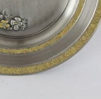 Assiette en étain motif papillon à graver