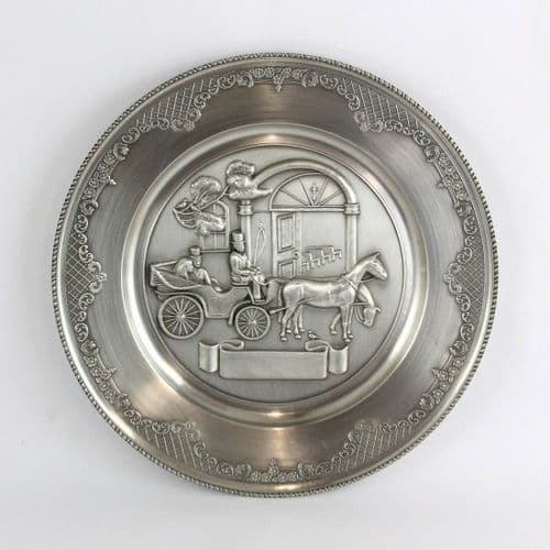 Assiette en étain pour anniversaire de mariage décor calèche