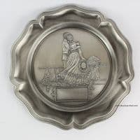 Assiette murale en étain motif couple avec gravure