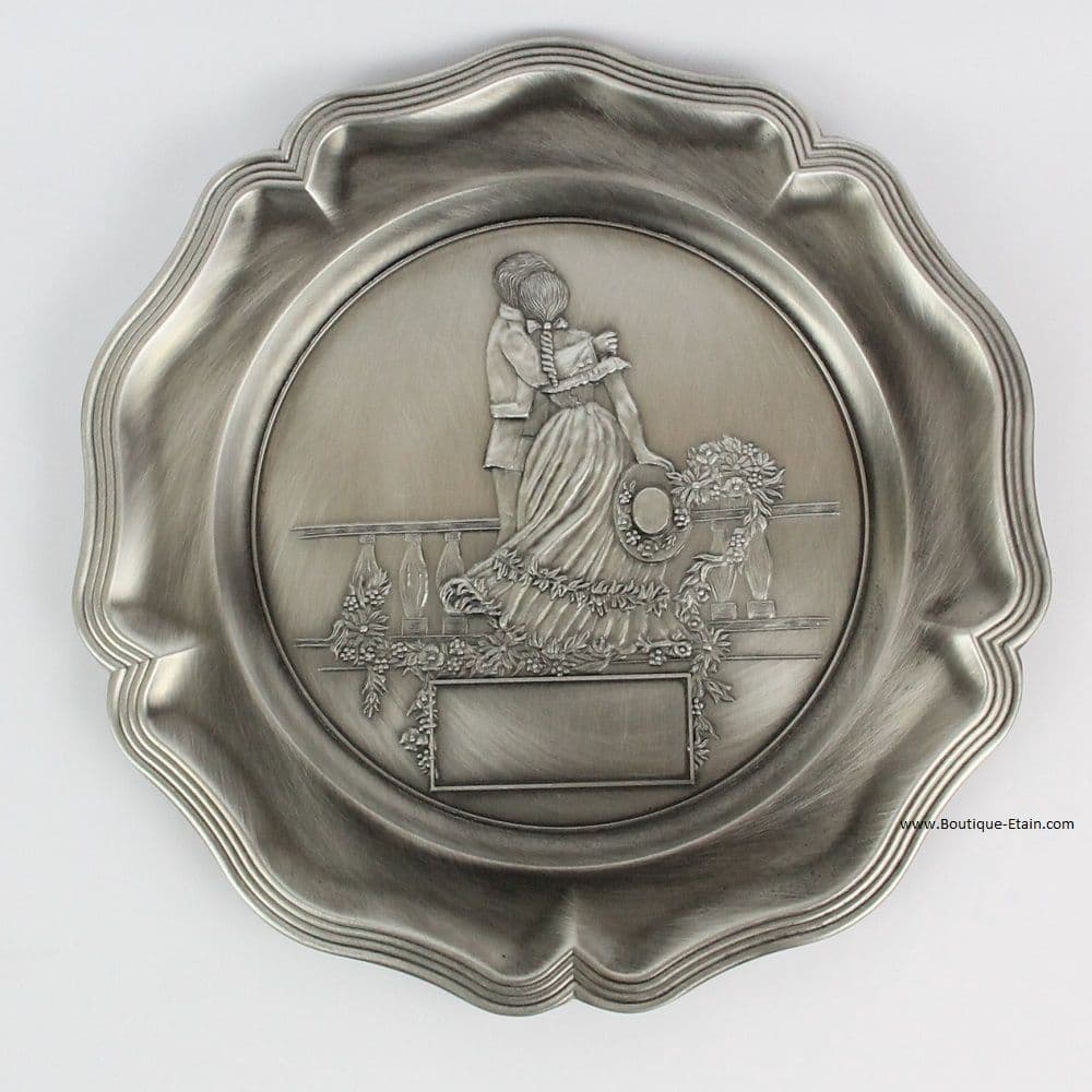 Assiette murale en étain motif couple avec gravure