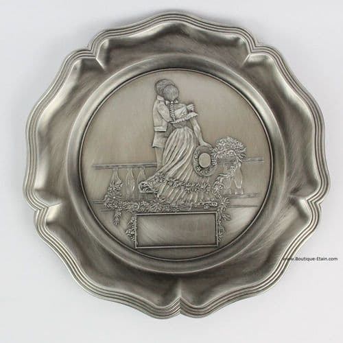 Assiette murale en étain motif couple avec gravure