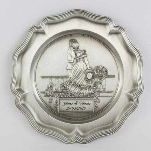 Assiette murale en étain motif couple avec gravure