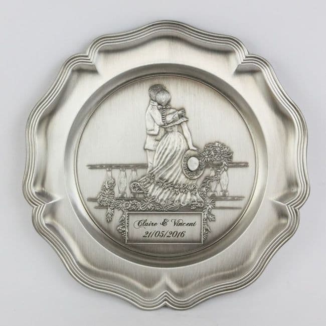 Assiette murale en étain motif couple avec gravure