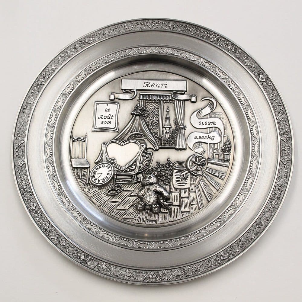 Assiette murale naissance en étain gravée thème nounours