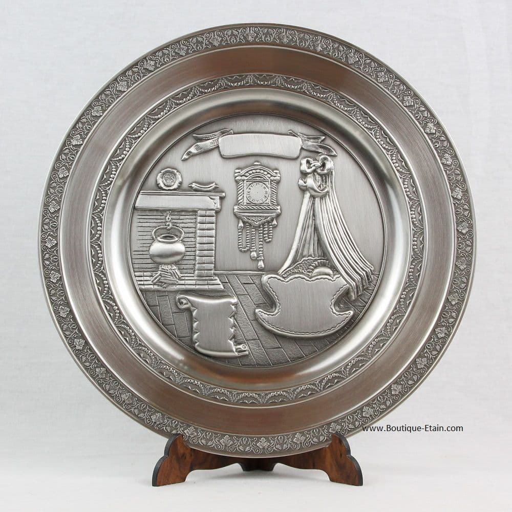 Assiette murale naissance gravée en étain thème parchemin