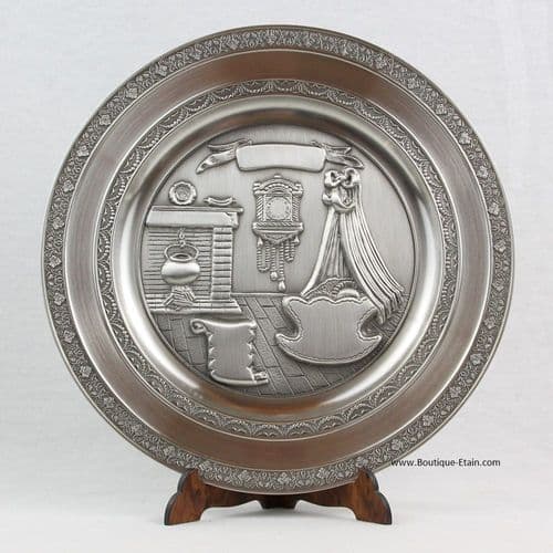 Assiette murale naissance gravée en étain thème parchemin