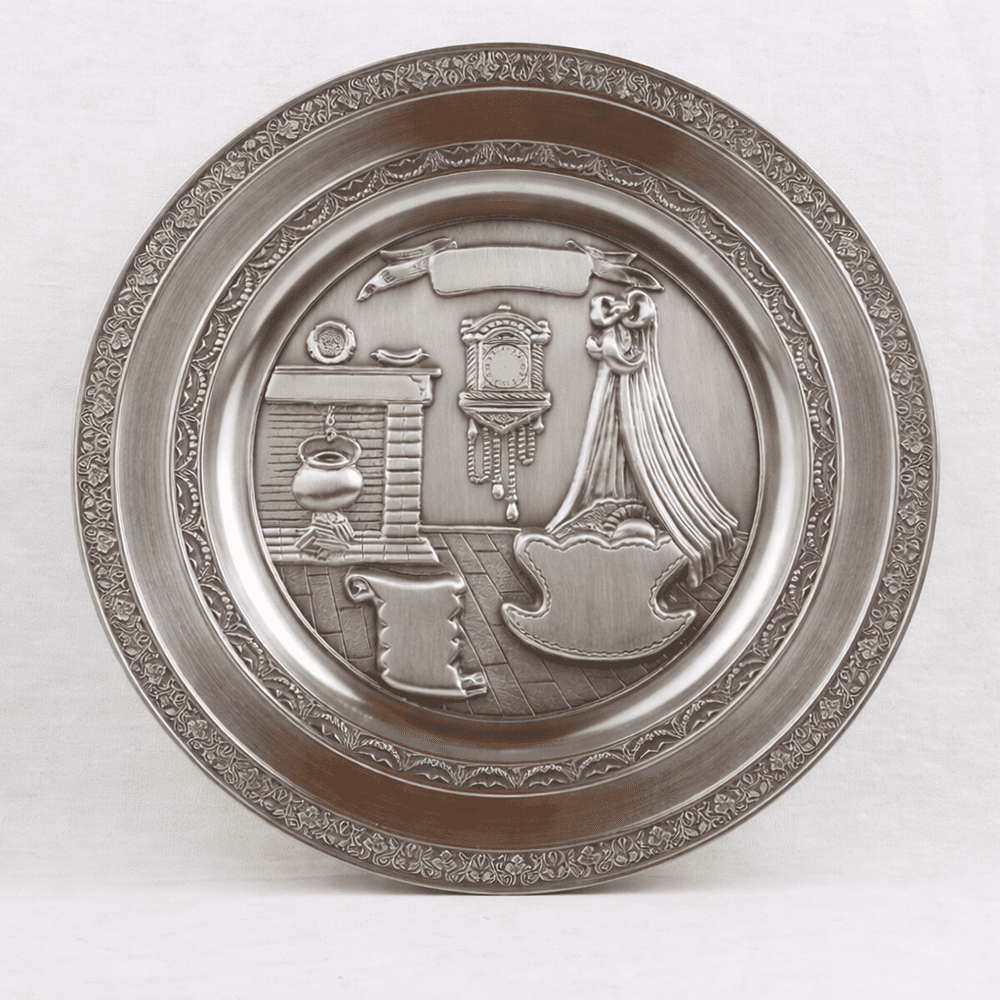 Assiette murale naissance gravée en étain thème parchemin