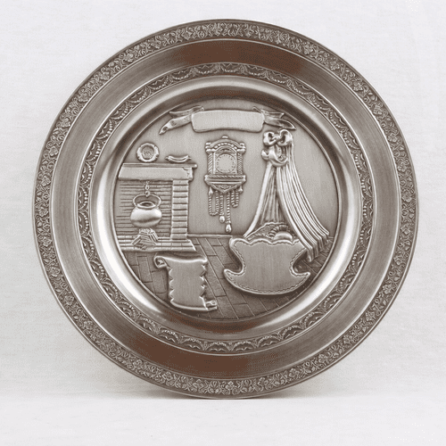 Assiette murale naissance gravée en étain thème parchemin