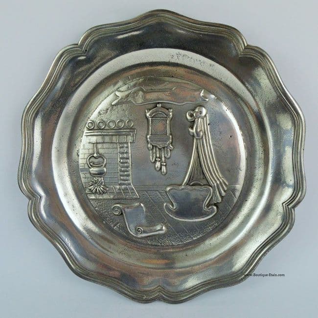 Assiette naissance en étain massif, gravure comprise
