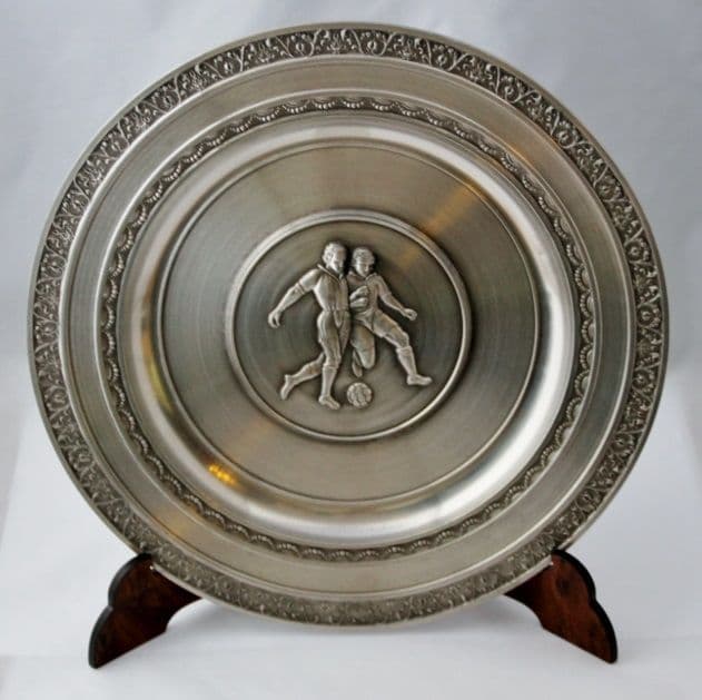 Assiette en étain : Joueurs de football