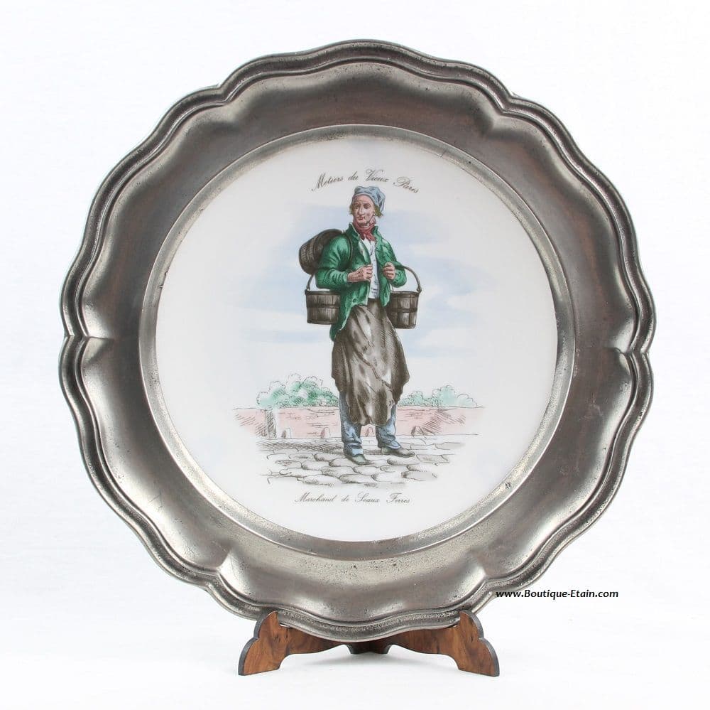 Assiette porcelaine et étain, le marchand de seaux ferrés.