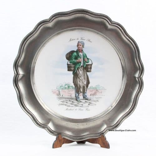 Assiette porcelaine et étain, le marchand de seaux ferrés.