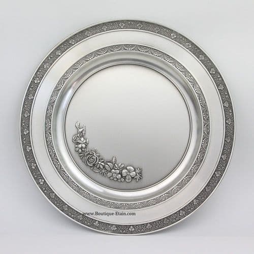 Assiette ronde motif fleuri, en étain à graver