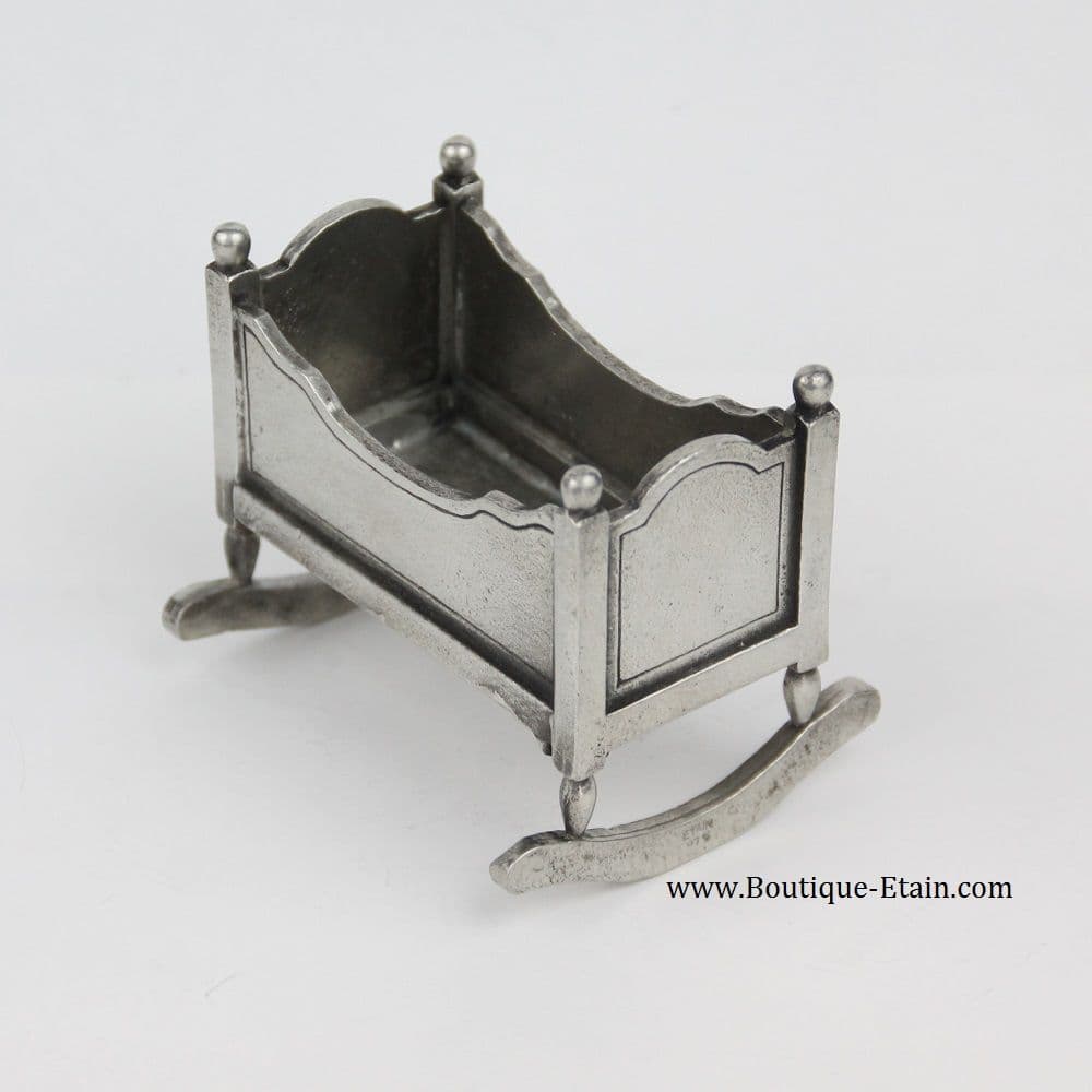 Berceau à bascule miniature en étain