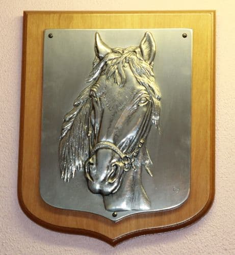 Blason cheval en bois et étain.
