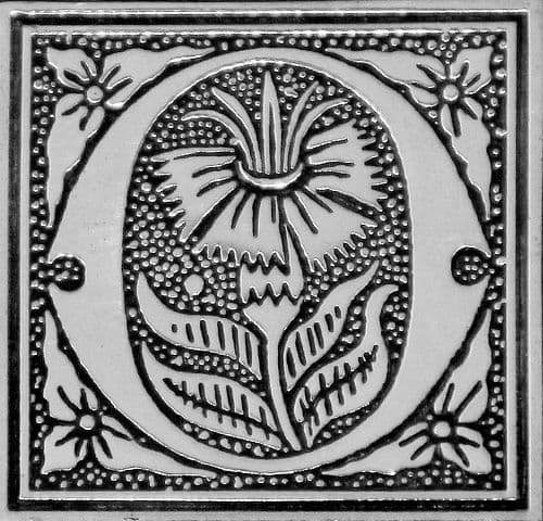 Boîte carrée en étain initiale O en lettre gothique