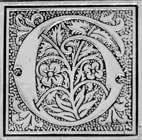 Boîte carrée en étain initiale O lettre gothique