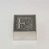 Boîte carrée en étain initiale X en lettre gothique