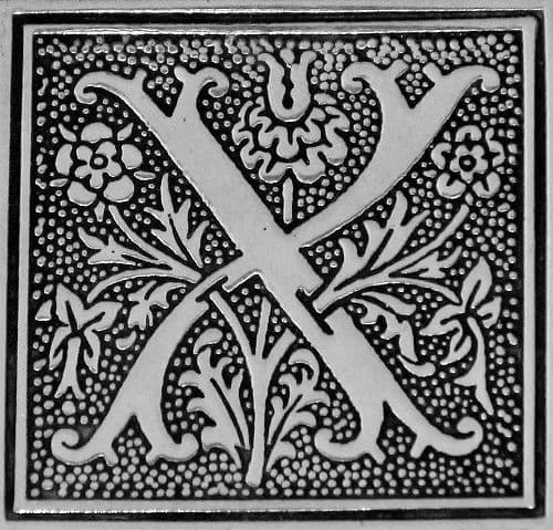 Boîte carrée en étain initiale X en lettre gothique