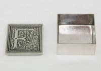 Boîte carrée en étain initiale Z en lettre gothique
