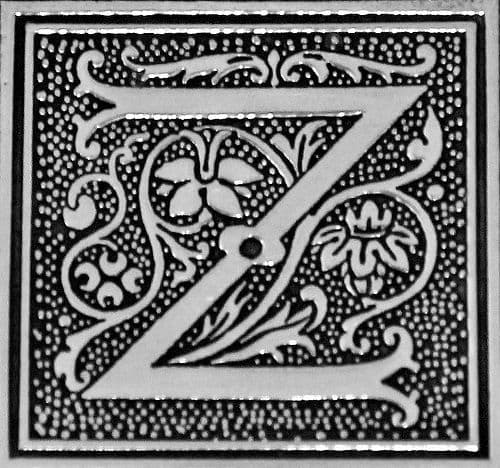 Boîte carrée en étain initiale Z en lettre gothique