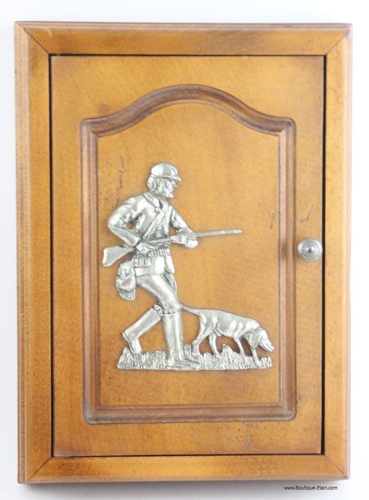 Boîte à clefs en bois et applique en étain chasseur