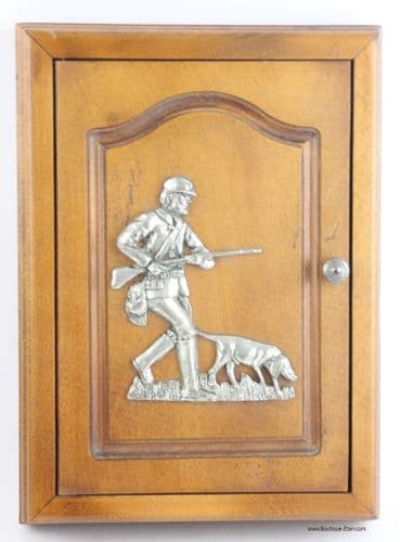 Boîte à clefs en bois et applique en étain chasseur
