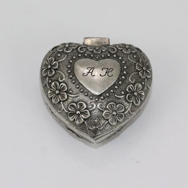 Boîte coeur à charnière en étain massif