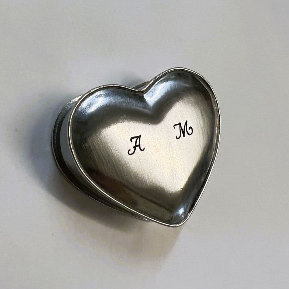 Boîte en étain forme coeur avec gravure