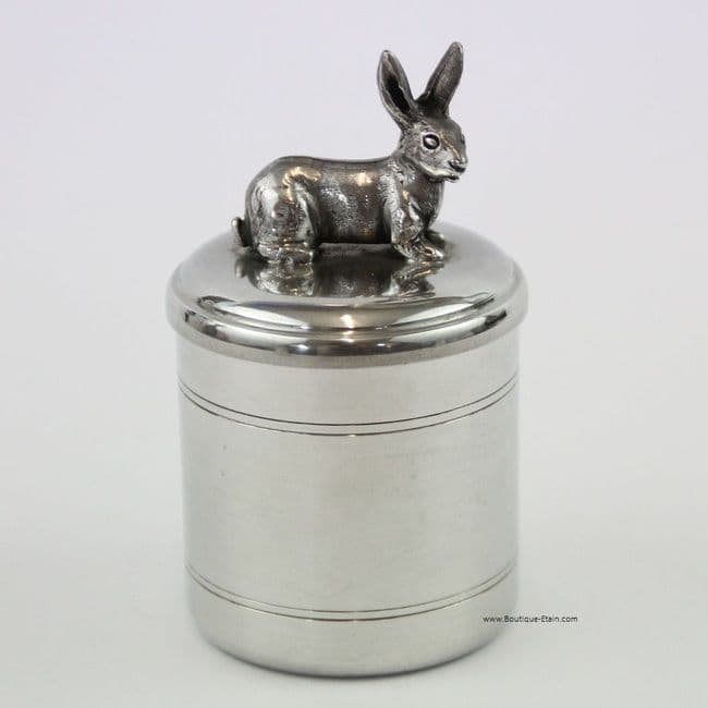 Boîte lapin assis
