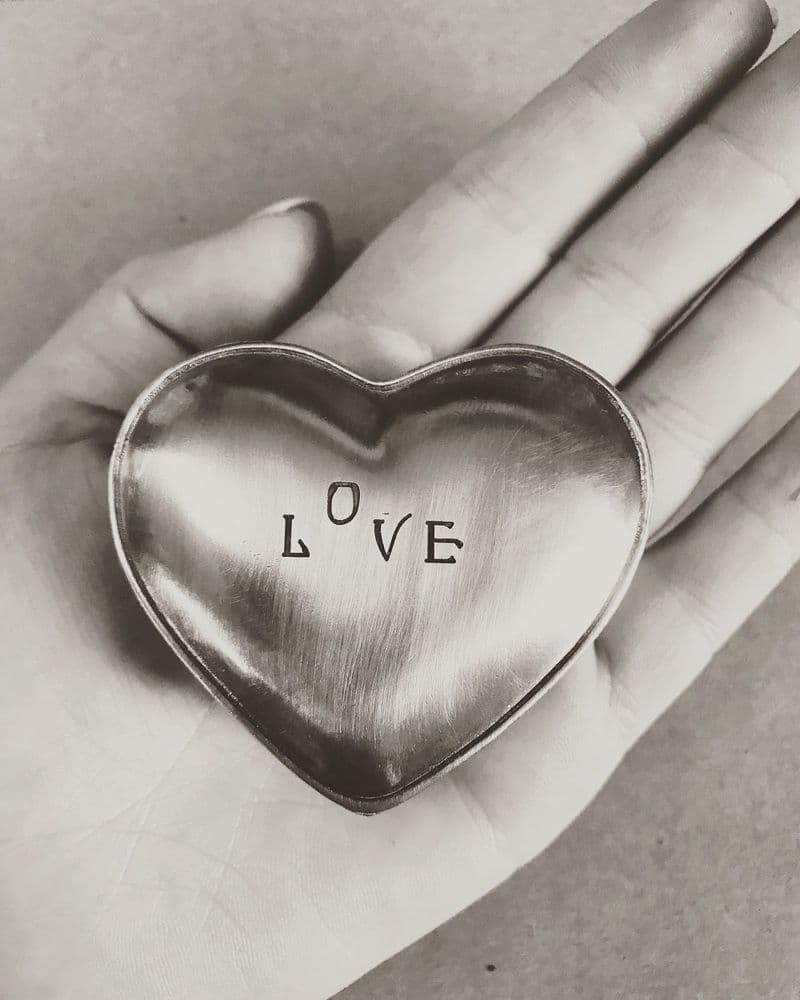 Boîte LOVE en étain forme coeur