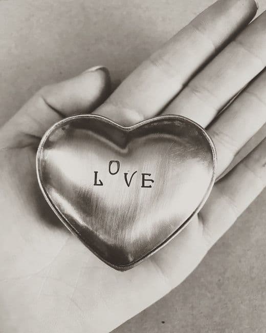 Boîte LOVE en étain forme coeur