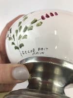 Boîte, pot en étain et faïence peint à la main