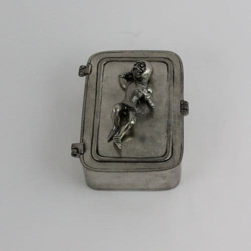 Boîte rectangle à charnière en étain décor soldat