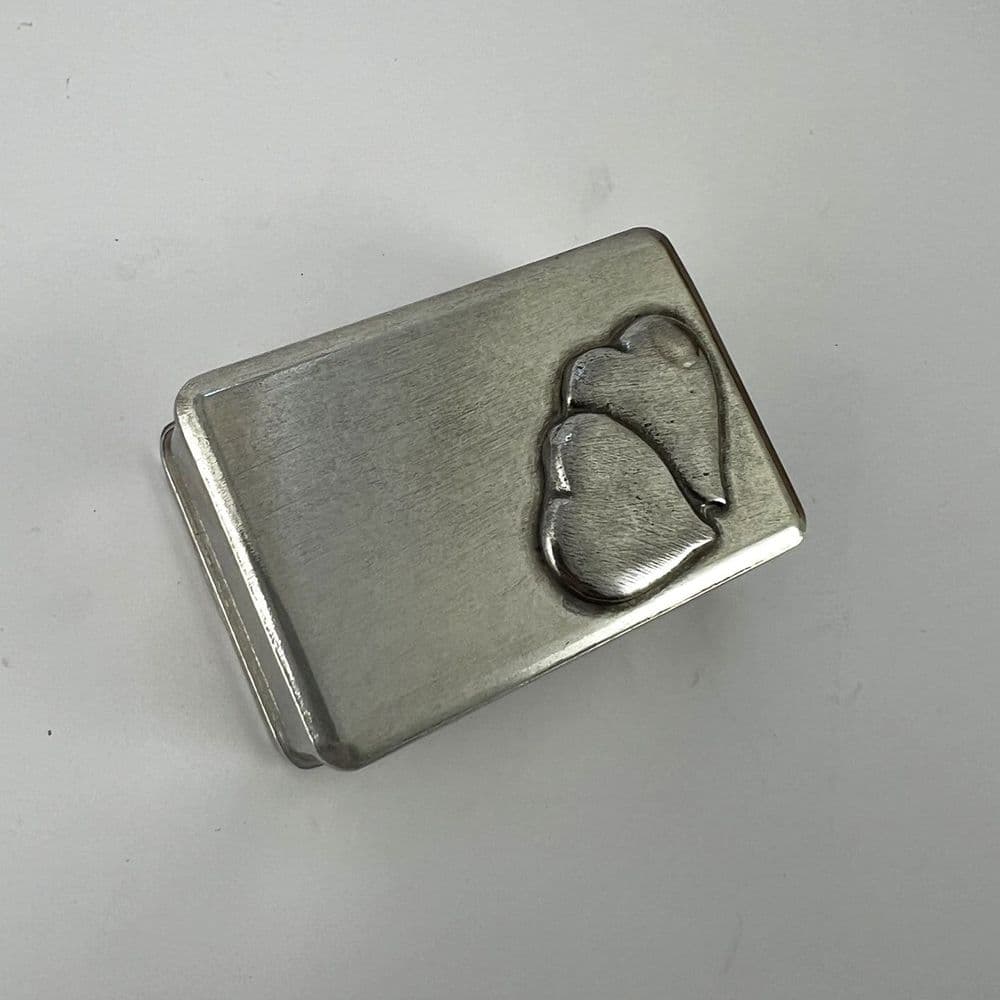Boîte rectangle en étain motif coeurs gravés