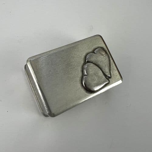 Boîte rectangle en étain motif coeurs gravés
