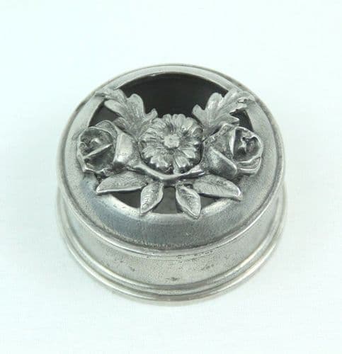 Boîte ronde à couvercle fleuri en étain