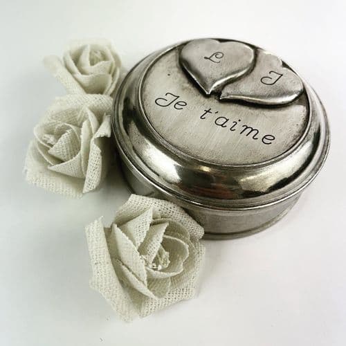 Boîte ronde en étain avec cœurs gravés
