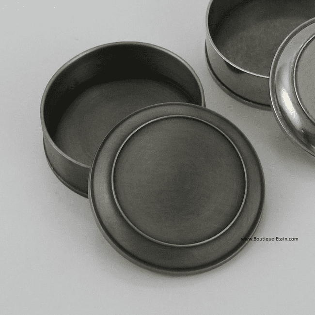 Boîte ronde en étain à graver .