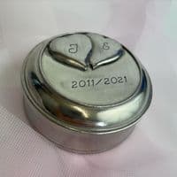 Boîte en étain gravée – Cadeau 10 ans de mariage