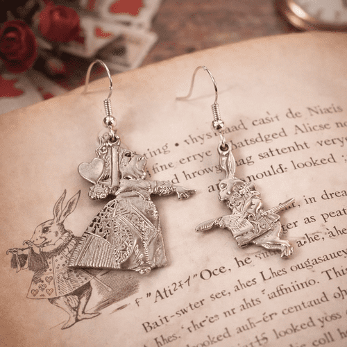 Boucle d'oreille Alice au Pays des Merveilles