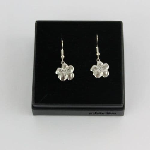 Boucle d'oreille  pendante en étain fleur  cerisier T1