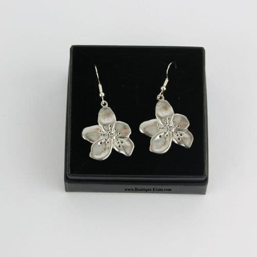 Boucle d'oreille  pendante en étain fleur  cerisier T3
