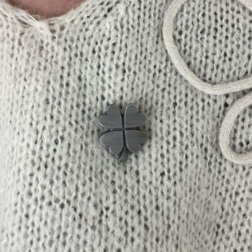 Broche trèfle à 4 feuilles en étain massif – bijou porte-bonheur
