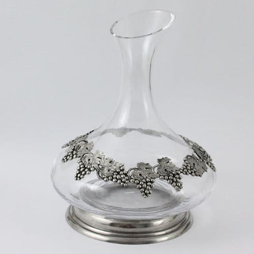 Carafe col grappes de raisins en étain et socle