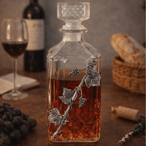 Carafe à Whisky décor vignes en étain