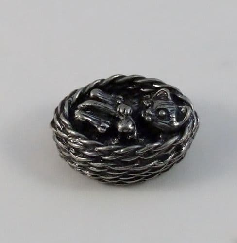 Chat coucouche panier miniature en étain