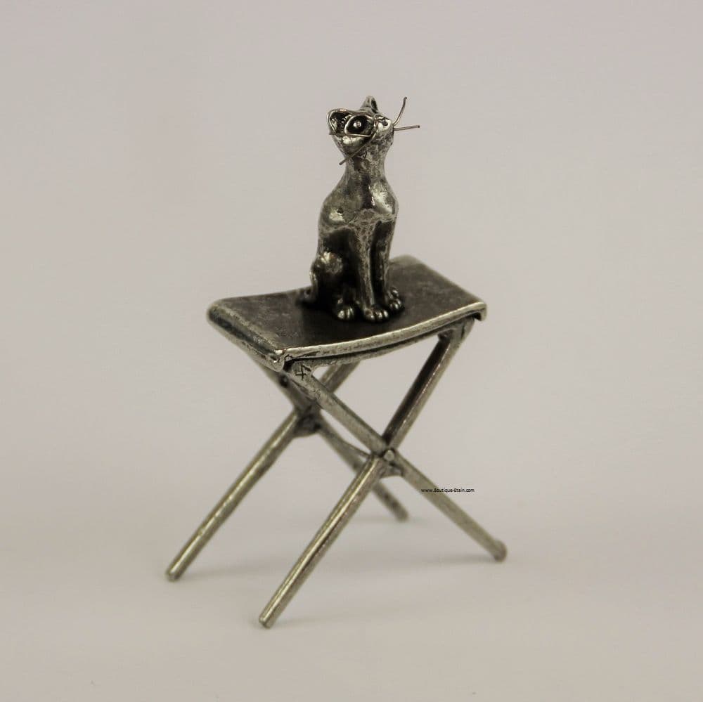 Chat sur siège pliant en étain